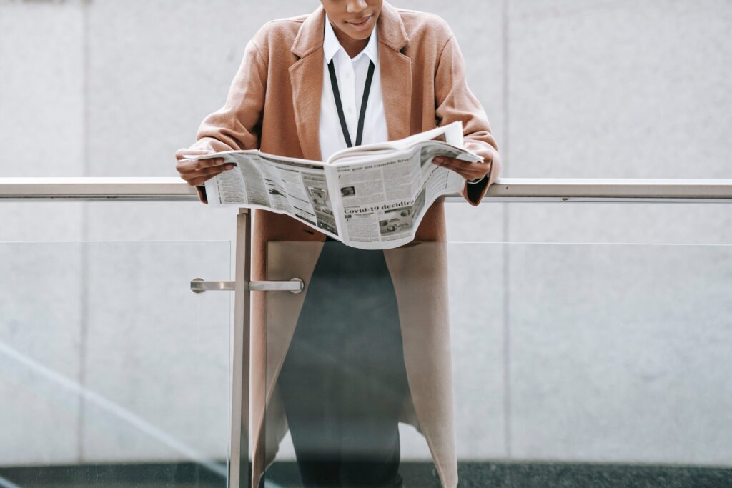 Vrouw die een krant leest