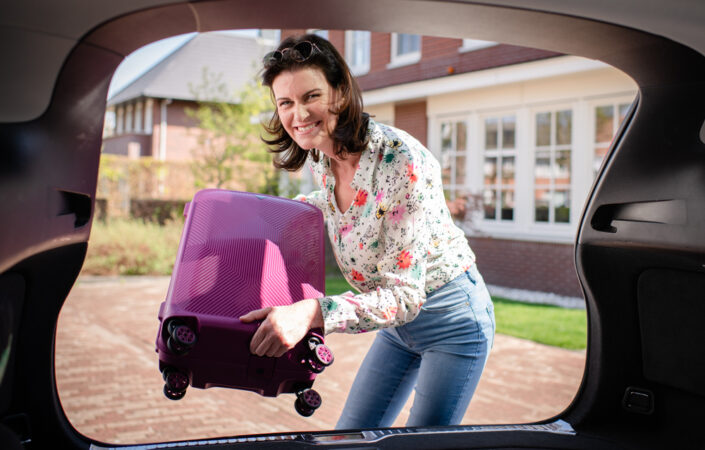 Zorgmedewerker Maaike Peolen laadt haar bagage in de auto
